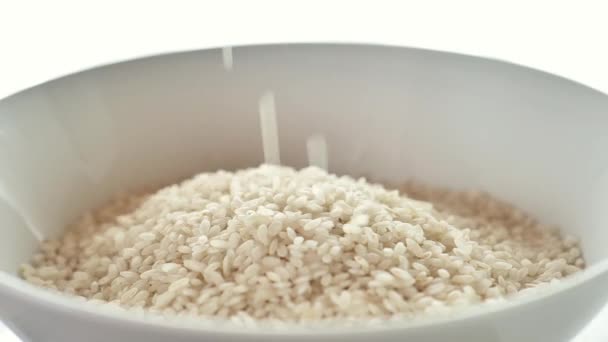 Rijst Valt Een Witte Plaat Rijstplate Lange Houdbaarheid Producten Koolhydraatvoedsel — Stockvideo
