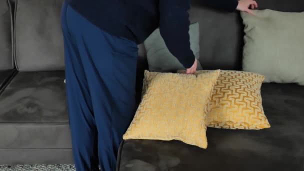 沙发的枕头女人把枕头放在沙发上 清洗和室内设计 4K镜头 — 图库视频影像