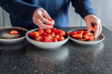  Çilek kes ve tabağa koy. Çilekleri servis için hazırlıyorum.. 