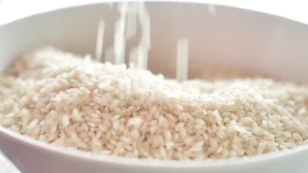 Bílá Rýže Ruce Nalijte Rýži Misky Rýžová Deska Kulatozrnná Bílá — Stock video