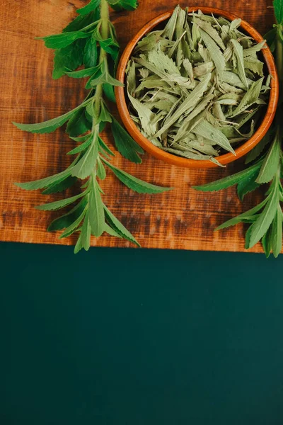 Stevia Rebaudiana Suche Liście Okrągłych Drewnianych Miskach Świeżych Gałęziach Roślin — Zdjęcie stockowe