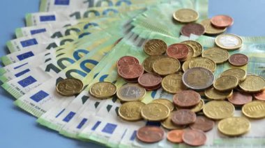 Para geçmişi. AB para birimi. Avro banknotları üzerine kurulmuş Euro sikkeleri. 4k görüntü