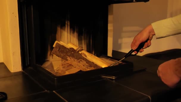 家の暖炉の合図 手はフリントを保持し 薪に火を設定します 高品質4K映像 — ストック動画