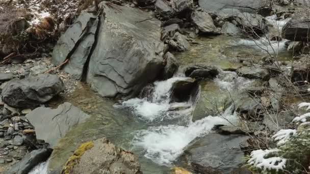 Sungai Pegunungan Aliran Air Dan Salju Turun Lambat Motion Stream — Stok Video