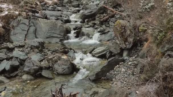 Полноводная Горная Река Падающий Снег Медленное Движение Поток Воды Течет — стоковое видео