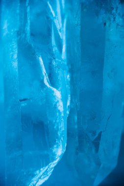  Mücevher dokusu. Mavi ışıkta kaya kristali. Mavi tonda şeffaf kuvars kristalleri. Doğal saydam taş kaya kristalleri.