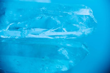  Mücevher dokusu. Mavi ışıkta kaya kristali dokusu. Mavi tonda şeffaf kuvars kristalleri. Doğal saydam taş kristalleri.