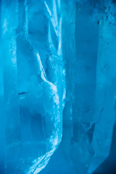 宝石の質感青い光の中でロッククリスタルマクロ青トーンで透明な石英結晶の背景 天然の透明な石岩の結晶 天然石の質感ロッククリスタル — ストック写真