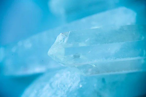 Mavi Tonlarda Şeffaf Kristaller Mücevher Dokusu Mavi Işıkta Kaya Kristal — Stok fotoğraf