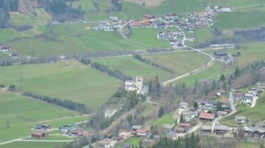 Avusturya 'nın Matrei in Tyrol kasabasındaki Beyaz Taş Kale. Avusturya şehir simgesi ve kaleleri. Yukarıdan görüş. 4k görüntü