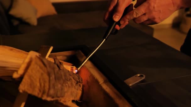 暖炉を燃やせ 人間の手は炎を上げて薪に火をつける スローモーション暖かい家 高品質4K映像 — ストック動画