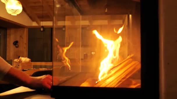 居心地の良い部屋の背景に暖炉 ゆっくりとした動き暖かい居心地の良い家庭の雰囲気 4K映像 — ストック動画