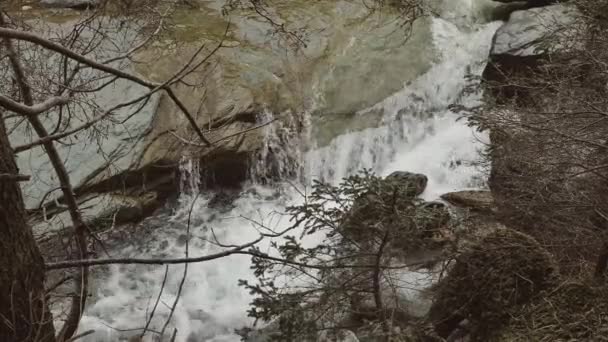 Вода Кипит Льется Над Большими Валунами Камнями Штормовой Поток Воды — стоковое видео