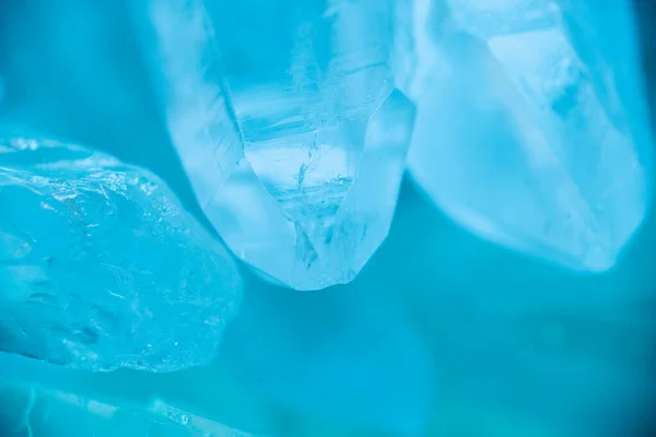 Mavi Işıkta Kaya Kristali Mavi Tonda Şeffaf Kuvars Kristalleri Değerli — Stok fotoğraf