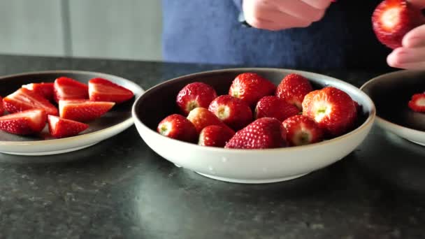 Κομμένο Φράουλες Χέρια Κόβουν Φράουλες Και Τις Βάζουν Ένα Πιάτο — Αρχείο Βίντεο