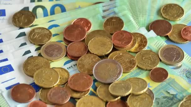 ユーロ硬貨はユーロ紙幣に描かれている 貨幣の背景ユーロセントと紙幣 Eu通貨 お金と金融 高品質4K映像 — ストック動画