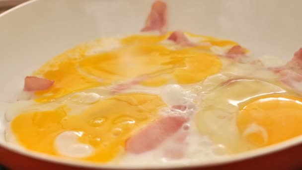 Huevos Fritos Para Desayuno Desayuno Proteico Huevos Fritos Apetitosos Aceite — Vídeos de Stock