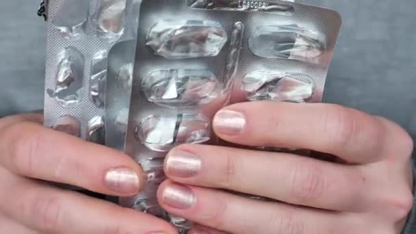 Mancanza Farmaci Farmacia Mani Stanno Selezionando Attraverso Imballaggio Pillole Filmati — Video Stock