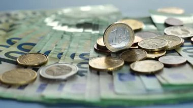 Avro döviz kurları. 100 Euro 'luk banknotlara düşen Euro sentleri. Para ve finans. Yüksek kalite 4k görüntü