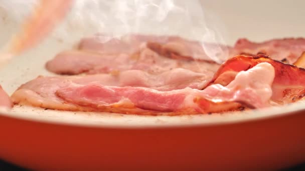 Speckstreifen Einer Orangefarbenen Pfanne Anbraten Keto Diät Zutat Appetitanregender Bacon — Stockvideo
