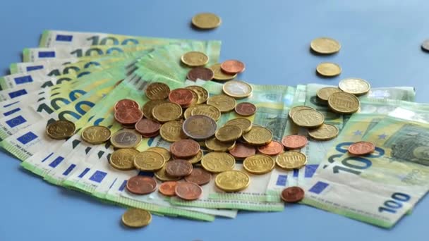 资金背景 欧盟货币 欧元硬币放在欧元钞票上 欧元美分和钞票放在桌上 4K镜头 — 图库视频影像