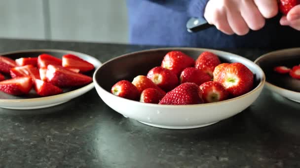 Aardbeien Snijden Handen Snijden Aardbeien Zet Een Bord Hoge Kwaliteit — Stockvideo