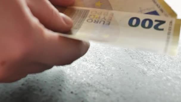 200 유로짜리 지폐를 손을근접히고 있습니다 손으로 지폐를 재조립하고 있습니다 — 비디오