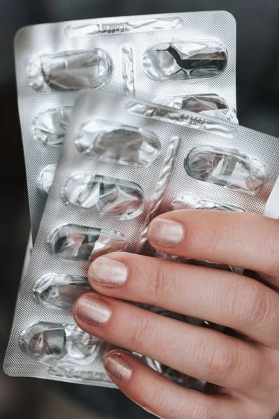 Mangel Medikamenten Leere Glänzende Blasen Von Medikamenten Weiblichen Händen Großaufnahme — Stockfoto