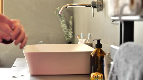 在阳光灿烂的浴室里 穿着粉色运动衫的女人在洗手 清洁和卫生概念 慢动作4K镜头 — 图库视频影像