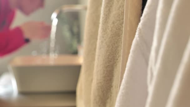 Ansigtsvaskeproces Kvinde Lyserød Sweatshirt Renser Hendes Ansigt Rindende Vand Hvid – Stock-video