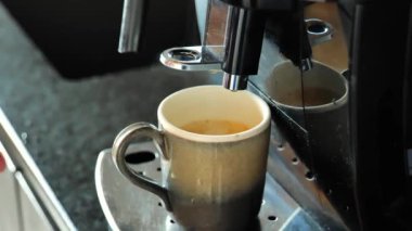 Sıcak sıcak kahve. El bir fincan kahve alır. Kahve makinesi. Yüksek kalite 4k görüntü