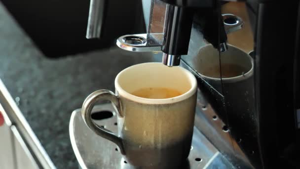 Horká Horká Káva Ruka Vezme Šálek Kávy Kávovar Vysoce Kvalitní — Stock video