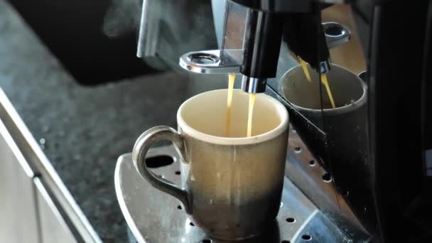 Stomende Koffie Giet Een Mok Van Een Koffiezetapparaat Keukenapparatuur Slow — Stockvideo