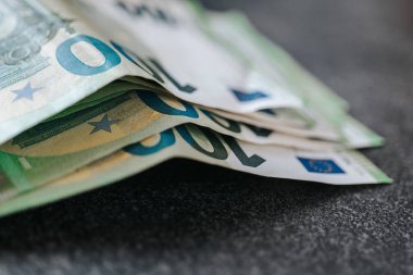 100 Euro 'luk yakın çekim. Yumuşak odaklanma. Avrupa Birliği parası. Avro Bölgesi 'nde kazanç ve harcamalar. Avrupa 'da maaş, yardım ve emekli aylıkları.