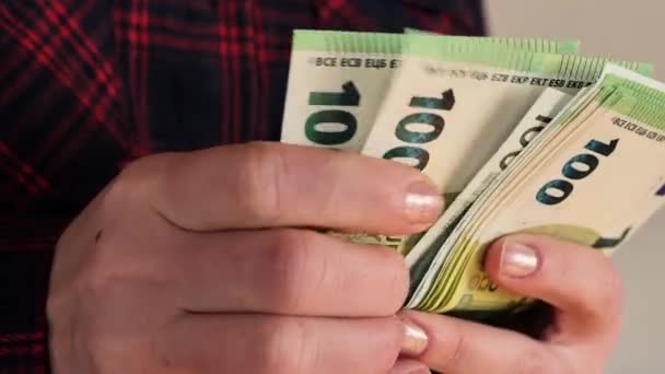 Считая Банкноты Женщина Клетчатой Рубашке Считает Банкноты Сто Евро Кадров — стоковое видео
