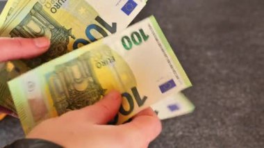 Elinde 100 Euro var. Kağıt paraları sayıyorum. Mali Hesaplama. Düşük hareket. Avrupa Birliği parası. Avro Bölgesi 'nde kazanç ve harcamalar. 4k görüntü