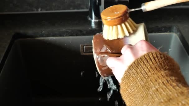Κούπες Πλένονται Ένα Πινέλο Μηδενικό Καθάρισμα Αποβλήτων Χέρια Πλένουν Μια — Αρχείο Βίντεο