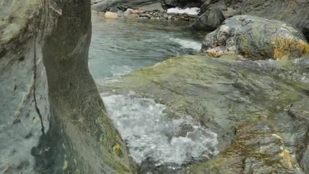 Гірська Річка Величезні Валуни Каміння Потік Води Струмок Води Краплями — стокове відео