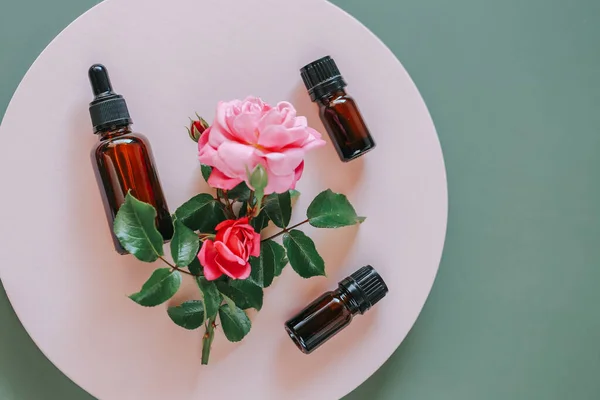 Kosmetyki Organiczne Ekstraktem Róży Olej Różany Szklanej Butelce Różowym Podium — Zdjęcie stockowe