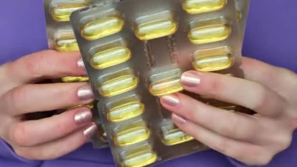 보라색 스웨터를 여성의 물집에 오메가 보충제와 비타민 고품질 — 비디오