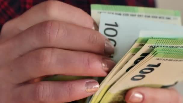 Euro Money Woman Räknar Hundra Eurosedlar Nära Kvinnors Löner Europeiska — Stockvideo