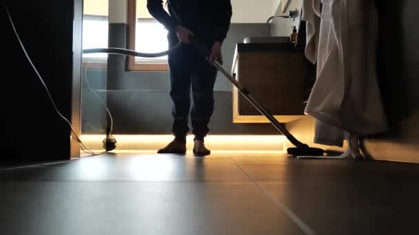 Limpeza Banheiro Homem Limpando Quarto Aspirador Banheiro Homem Está Aspirando — Vídeo de Stock