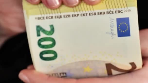 Billetes Doscientos Euros Paquete Billetes Euros Manos Femeninas Dinero Unión — Vídeos de Stock