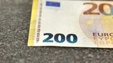 Para sayımı. Masaya 200 avroluk banknotlar düşüyor. Avro döviz kurları. Avrupa ülkelerindeki giderler ve gelirler. 4k görüntü