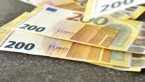 Tweehonderd Eurobankbiljetten Vallen Tafel Wisselkoers Van Euro Trage Beweging Uitgaven — Stockvideo