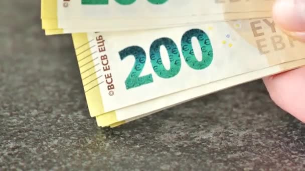Peníze Počítání Dvě Stě Eurobankovek Rukou Zblízka Pozadí Černého Stole — Stock video