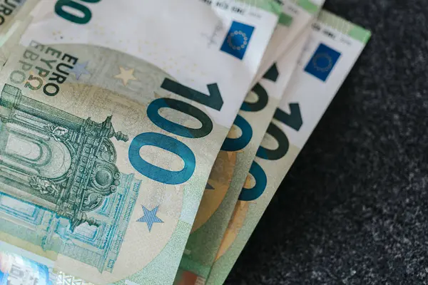Εκατό Ευρώ Λογαριασμοί Στοιβάζονται Ένα Μαύρο Τραπέζι Απαλή Εστίαση Χρήματα — Φωτογραφία Αρχείου