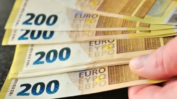 Tweehonderd Eurobankbiljetten Herberekenen Close Het Tellen Van Eurobankbiljetten Hoge Kwaliteit — Stockvideo