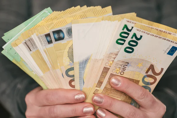 Euro Peníze Dámské Ruce Počítají Peníze Ženské Mzdy Evropské Unii — Stock fotografie