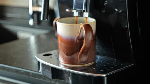 Kahve Makinesi Mutfak Aletleri Kahve Fincana Dökülüyor Buharlı Kahve Fincanları — Stok video